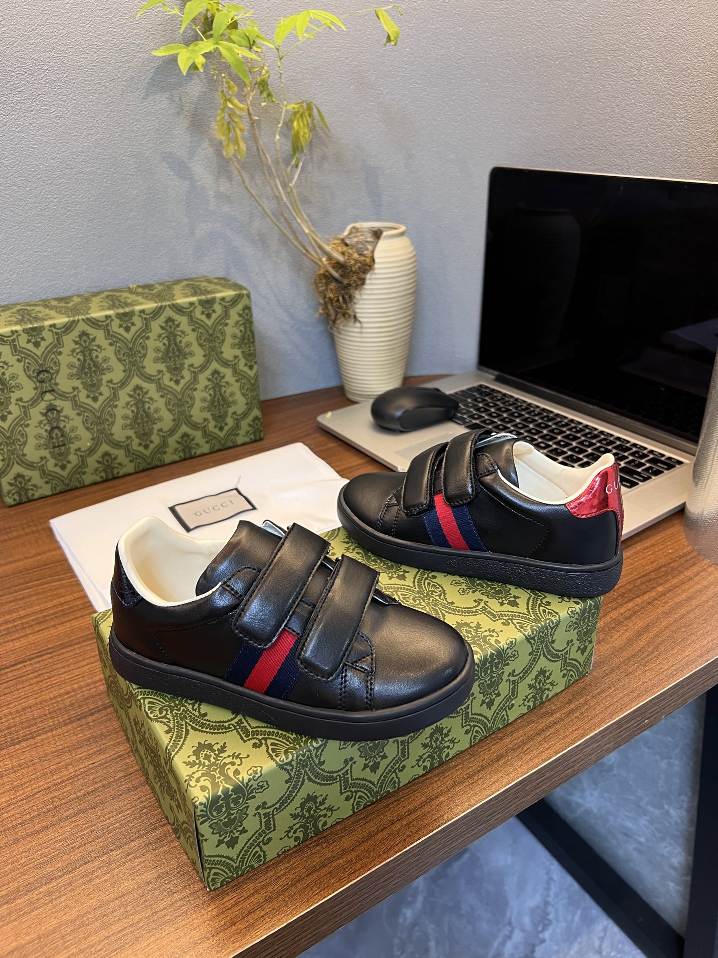 Children's shoes child